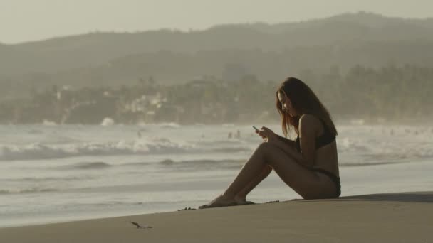Mujer Sentada Playa Del Océano Mensajes Texto Teléfono Celular San — Vídeos de Stock