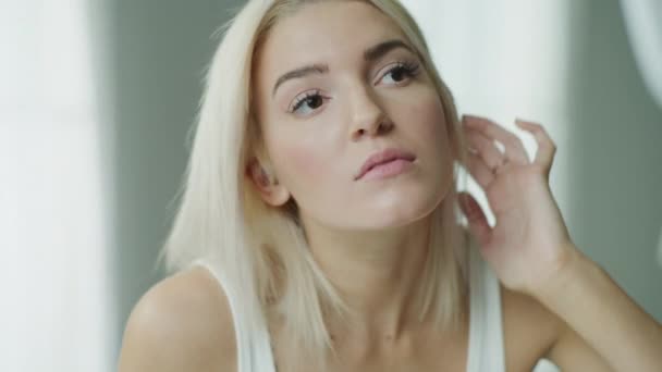 Detail Ženy Blond Vlasy Zkoumá Kůži Blízkosti Očí Zrcadle Cedar — Stock video