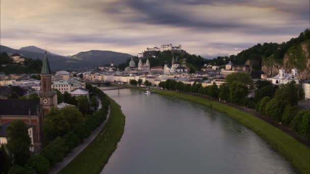 Breed Beeld Van Rivier Stad Bij Zonsondergang Salzburg Oostenrijk — Stockvideo