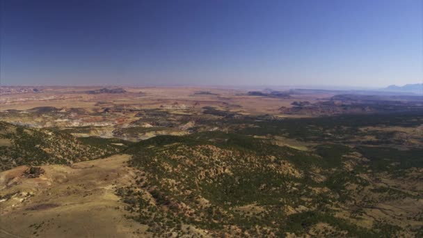 Повітряне Панорамування Знімок Віддаленого Пустельного Ландшафту Капітолійського Рифу Штат Юта — стокове відео