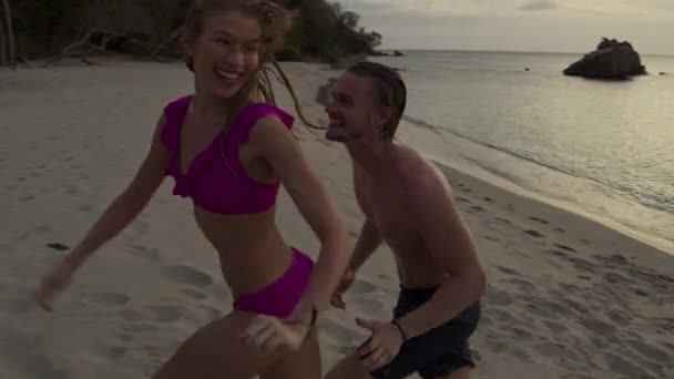 Inseguimento Rallentatore Colpo Coppia Giocosa Baciare Sulla Spiaggia Tramonto Anse — Video Stock