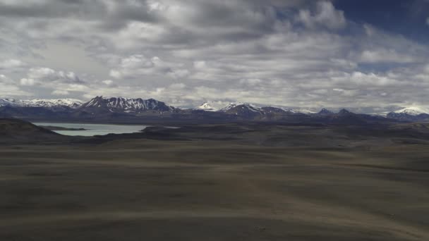 Vista Aérea Del Paisaje Rodante Cordillera Distante Highlands Islandia — Vídeos de Stock