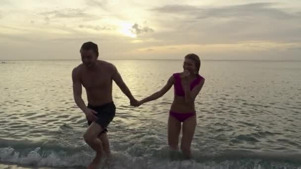 Slow Motion Tracking Shot Couple Exiting Ocean Kissing Beach Sunset — Video Stock