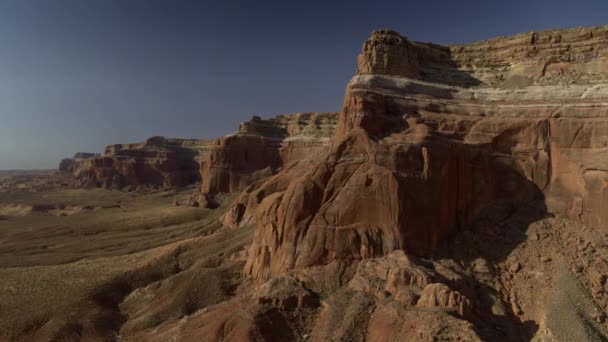 Flyover Aéreo Acercándose Acantilados Del Desierto Glen Canyon National Park — Vídeo de stock