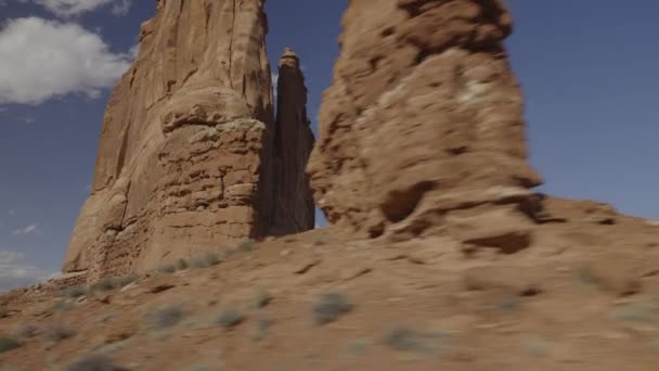 Panorámica Bajo Ángulo Formaciones Rocosas Paisaje Desértico Moab Utah Estados — Vídeo de stock
