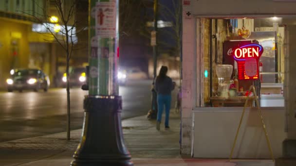 People Walking Urban Sidewalk Night Open Sign Store Window Provo — Wideo stockowe