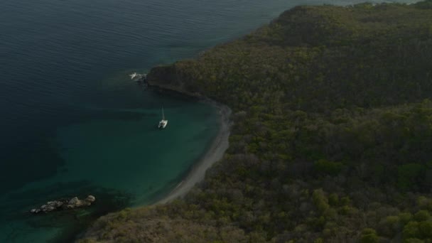 Widok Lotu Ptaka Katamaranem Zatoce Pobliżu Brzegu Zatoka Anse Roche — Wideo stockowe