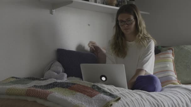 Menina Sentada Cama Digitando Laptop Provo Utah Estados Unidos — Vídeo de Stock