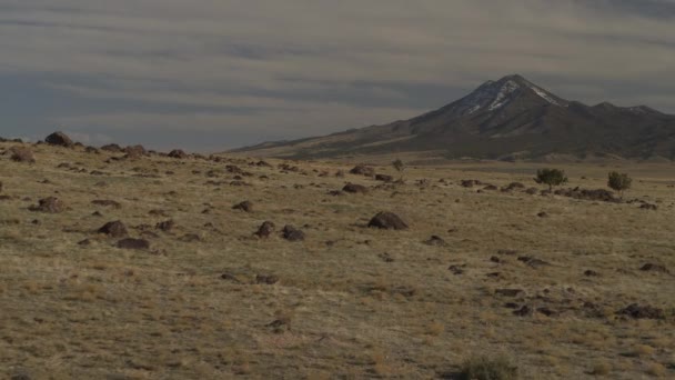 アメリカ合衆国ユタ州ダグウェイ山 ダグウェイに接近する不毛の風景のフライオーバー — ストック動画