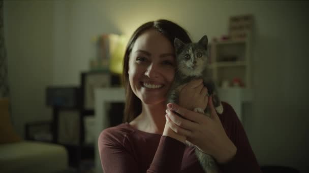 Retrato Mulher Sorridente Segurando Gato Olhando Para Câmera Murray Utah — Vídeo de Stock