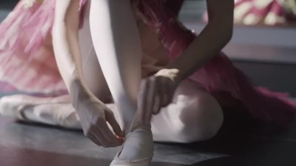 Primer Plano Bailarina Sentada Piso Del Estudio Baile Poniéndose Zapato — Vídeo de stock