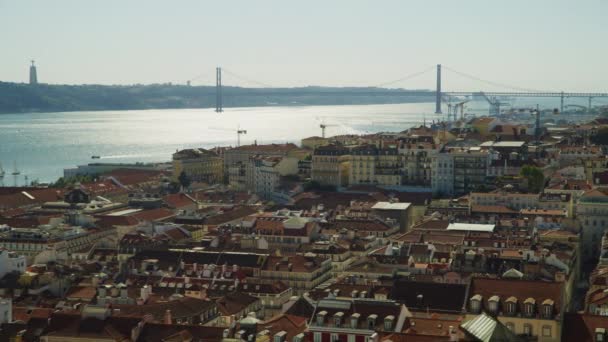 Tembakan Panning Pemandangan Kota Tepi Laut Dekat Sungai Lisbon Lisboa — Stok Video