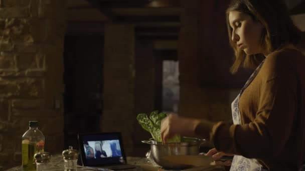 Žena Příprava Jíst Salát Při Sledování Digitální Tablet Kuchyni Cedar — Stock video
