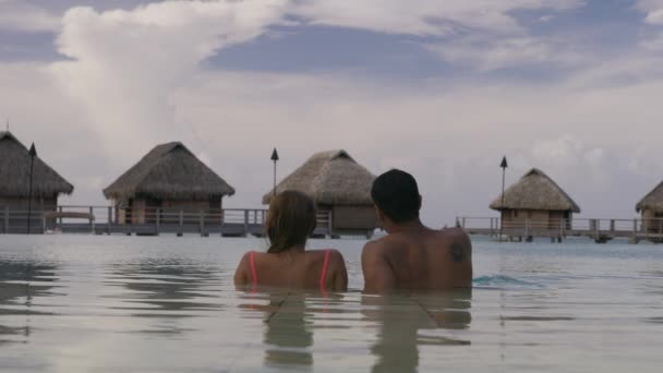 Paar Gesprekken Zee Bij Bungalows Tahiti Moorea Frans Polynesië — Stockvideo