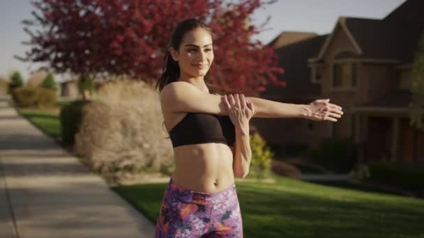 Close Slow Motion Panning Shot Woman Stretching Arm Cedar Hills — Stock video