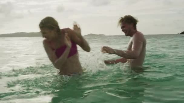 Slow Motion Playful Couple Splashing Kissing Ocean Jamesby Island Tobago — Stock Video