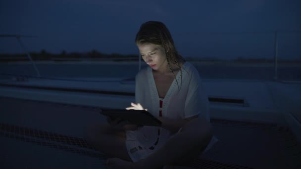 Woman Sitting Beach Night Using Digital Tablet Tobago Cays Vincent — ストック動画