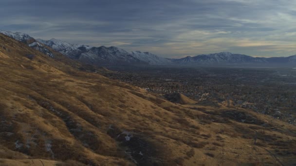 Airial Flyover View Mountains City Valley Sunset Cedar Hills Utah — Stok Video