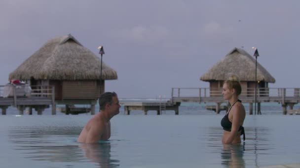 Romantic Couple Hugging Kissing Ocean Bungalows Tahiti Moorea French Polynesia — Stock Video