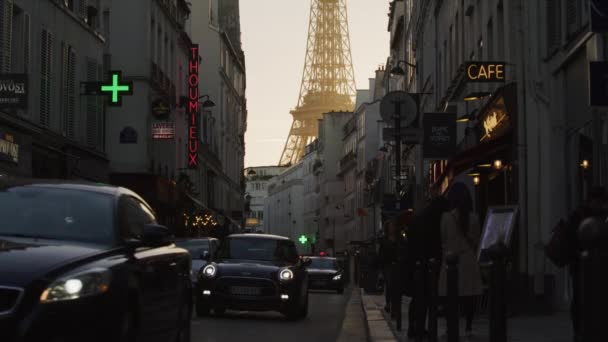 法国巴黎埃菲尔铁塔附近 汽车日落时在街上行驶 — 图库视频影像