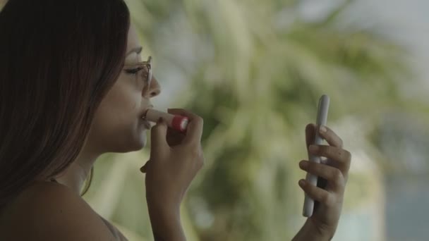 Primer Plano Mujer Que Sostiene Teléfono Celular Aplica Lápiz Labial — Vídeos de Stock