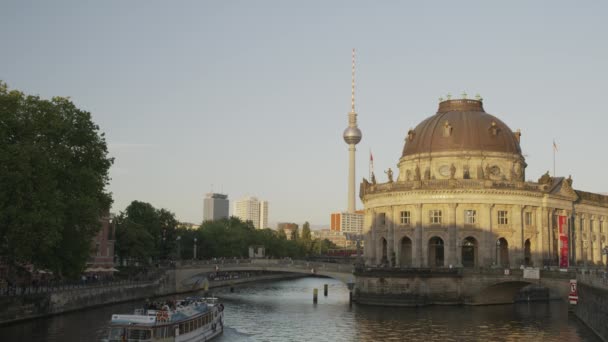 Brett Slow Motion Skott Urban Bro Över Floden Berlin Tyskland — Stockvideo