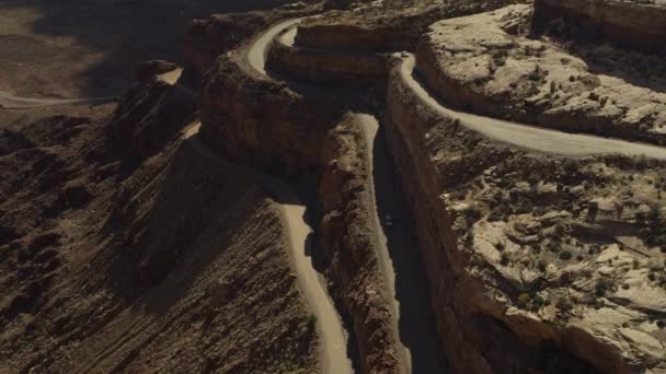 Luchtfoto Van Auto Rijden Bochtige Weg Canyon Landscape Mexican Hat — Stockvideo