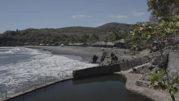 Vista Panoramica Delle Onde Oceaniche Sulla Baia Vicino Alla Piscina — Video Stock