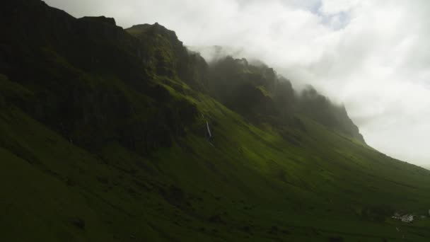緑の山脈の雲の空中写真 Hvolsvelli Iceland — ストック動画