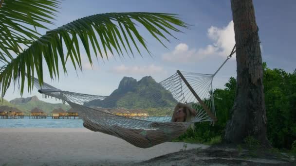 Tilt Woman Relaxing Hammock Ocean Beach Tahiti Μπόρα Μπόρα Γαλλική — Αρχείο Βίντεο