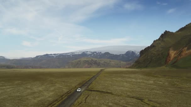 Vista Aérea Carro Dirigindo Estrada Paisagem Remota Vik Islândia — Vídeo de Stock