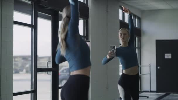 Ballerino Esibendosi Posando Selfie Dei Social Media Vicino Allo Specchio — Video Stock