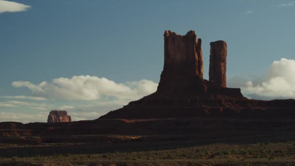 Nuvens Soprando Atrás Formações Rochosas Distantes Monument Valley Utah Estados — Vídeo de Stock