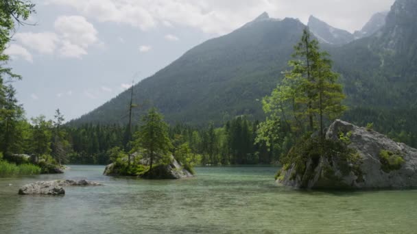Ampla Panning Shot Trees Rocks Lake Hintersee Alemanha — Vídeo de Stock