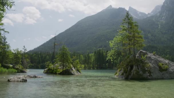 Bred Panorering Skott Träd Stenar Sjön Hintersee Tyskland — Stockvideo