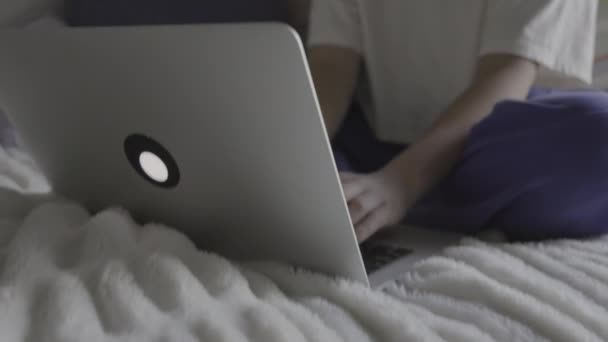 Close Girl Sitting Bed Typing Laptop Provo Utah Estados Unidos — Vídeo de Stock