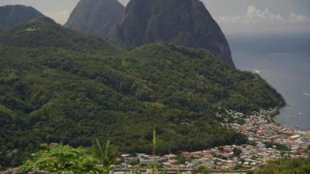 Dağların Yükselen Manzarası Liman Lucia Daki Uzak Evler — Stok video