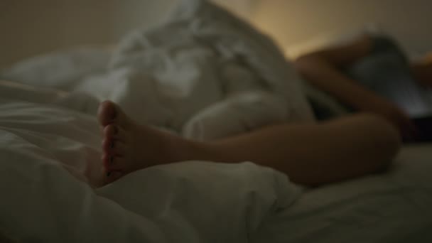 美国犹他州高地 晚上躺在床上听手机上的音乐的女孩 — 图库视频影像