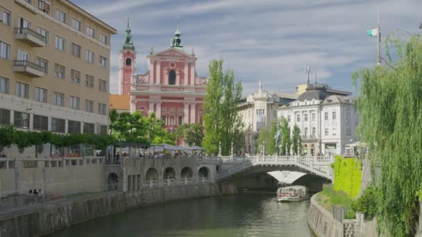 Ampla Panning Tiro Barco Canal Urbano Liubliana Eslovénia — Vídeo de Stock