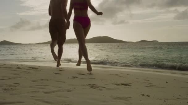 Mouvement Lent Couple Tenant Main Courant Sur Plage Dans Océan — Video