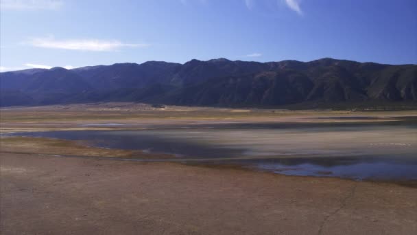 Aerial Zoom Shot Beach Lake Mountain Range Scipio Utah Stany — Wideo stockowe