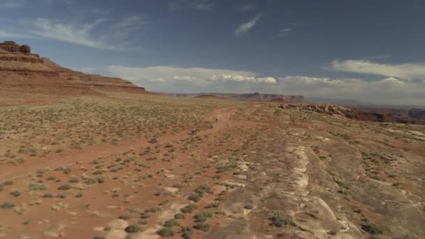 Aerial Tracking Shot Odległe Przygody Motocykli Jazdy Drogach Brud Moab — Wideo stockowe