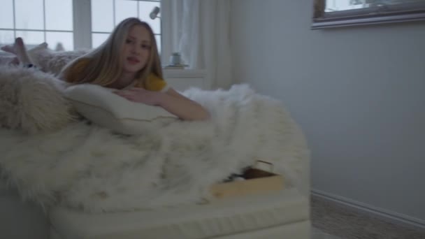 카메라와 하이랜드 베개를 던지는 침대에 스트레스를 소녀의 — 비디오