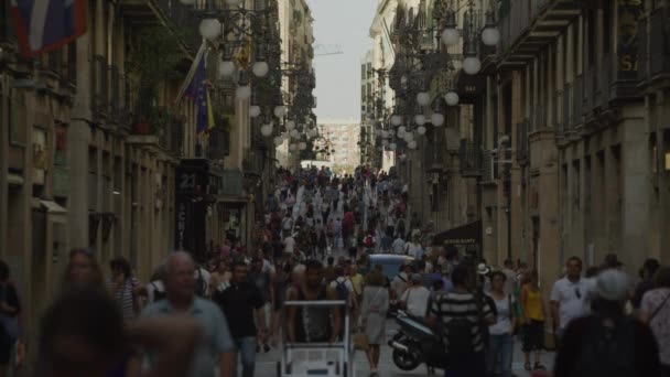 Vue Ralenti Foule Personnes Marchant Dans Ville Entre Les Bâtiments — Video