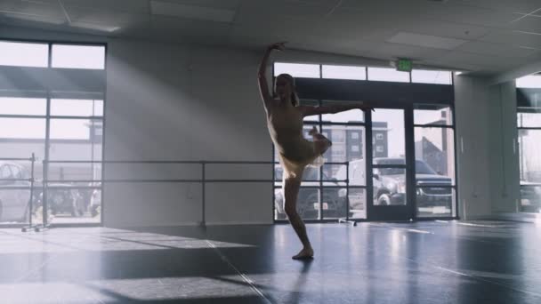 Afstandelijke Vrouw Die Hedendaagse Dans Beoefent Dansstudio Lehi Utah Verenigde — Stockvideo