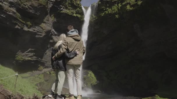 Panning Bild Sightseeing Par Beundrar Vattenfall Skogar Island — Stockvideo