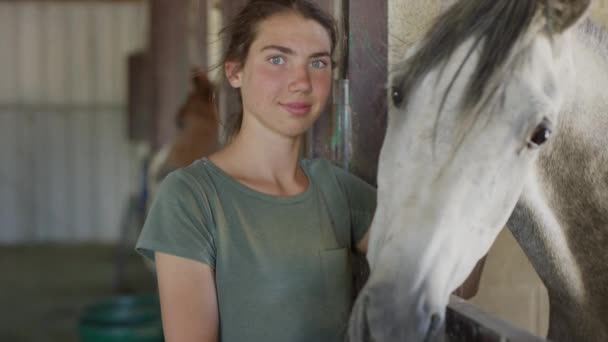 Lukk Opp Sakte Film Portrett Jente Petting Horse Lehi Utah – stockvideo