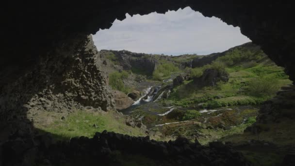 Γραφική Άποψη Καταρρακτών Από Την Αψίδα Των Σπηλαίων Gjain Ισλανδία — Αρχείο Βίντεο
