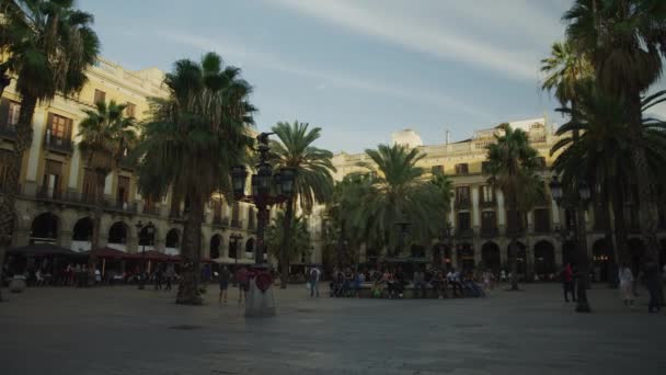 Panorámica Personas Caminando Plaza Urbana Barcelona Barcelona España — Vídeos de Stock