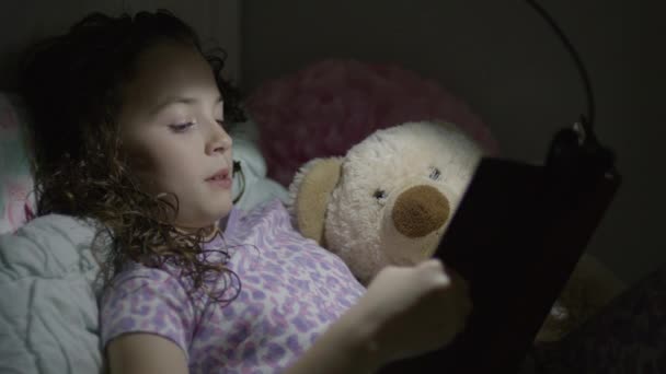 閉じるの女の子読書本でベッドで夜 プロボ ユタ州 アメリカ — ストック動画